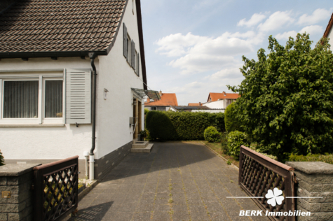 BERK Immobilien – Freistehendes Zweifamilienhaus in begehrter Lage von Stockstadt mit PKW-Garage - Hof Ansicht - KI optimiert (124924)