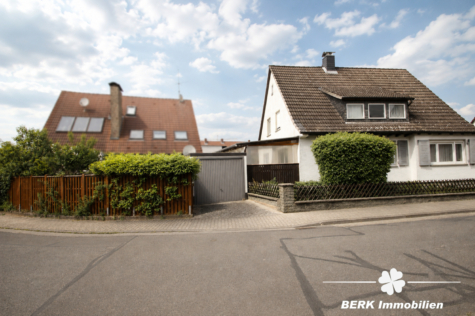BERK Immobilien – Freistehendes Zweifamilienhaus in begehrter Lage von Stockstadt mit PKW-Garage - Hausansicht inkl. seitl. Grundstück - KI optimiert (124922)