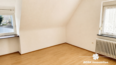 BERK Immobilien – Freistehendes Zweifamilienhaus in begehrter Lage von Stockstadt mit PKW-Garage - OG Wohnzimmer (124935)