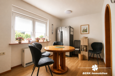 BERK Immobilien – Freistehendes Zweifamilienhaus in begehrter Lage von Stockstadt mit PKW-Garage - EG Esszimmer (124928)