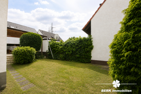 BERK Immobilien – Freistehendes Zweifamilienhaus in begehrter Lage von Stockstadt mit PKW-Garage - Hinterer Garten - KI optimiert (124942)