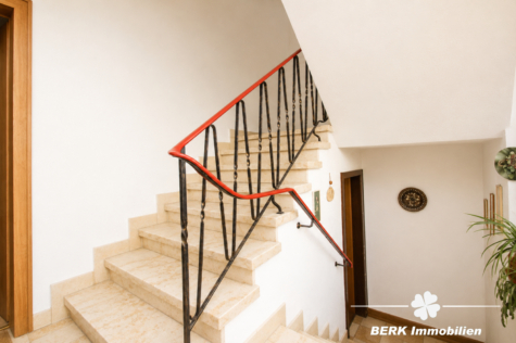 BERK Immobilien – Freistehendes Zweifamilienhaus in begehrter Lage von Stockstadt mit PKW-Garage - Treppenhaus (124925)