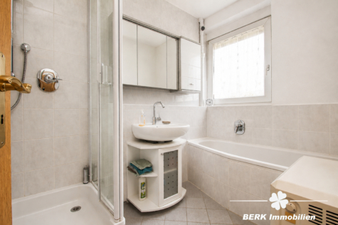 BERK Immobilien – Freistehendes Zweifamilienhaus in begehrter Lage von Stockstadt mit PKW-Garage - EG Badezimmer (124933)