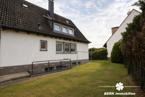 BERK Immobilien – Freistehendes Zweifamilienhaus in begehrter Lage von Stockstadt mit PKW-Garage - Hausansicht vom Garten - KI optimiert (124945)