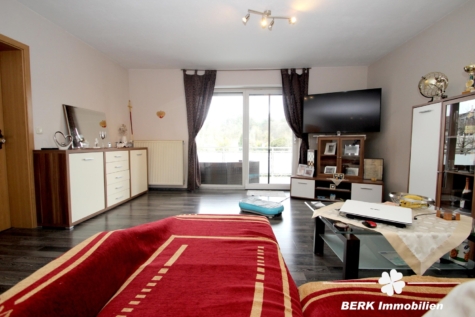 BERK Immobilien – Gepflegte 2-Zimmer-ETW in toller Lage mit EBK, großem Balkon & PKW-Stellplatz - Wohnzimmer (117520)