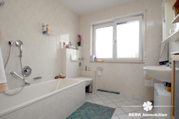 BERK Immobilien – Gepflegte 2-Zimmer-ETW in toller Lage mit EBK, großem Balkon & PKW-Stellplatz - Tageslichtbad (117522)