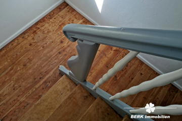 BERK Immobilien – Teilrenoviertes gemütliches Altstadthäuschen in zentraler Lage von Amorbach - BERK Immobilien - Treppe Detail (106643)