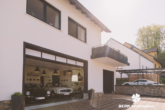 Garage + Carport - BERK Immobilien – einzigartige Luxusimmobilie: Naturverbunden und hochmodern in ruhiger Lage von Großostheim