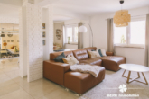 Wohnzimmer - BERK Immobilien – einzigartige Luxusimmobilie: Naturverbunden und hochmodern in ruhiger Lage von Großostheim