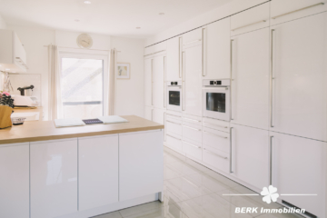 BERK Immobilien – einzigartige Luxusimmobilie: Naturverbunden und hochmodern in ruhiger Lage von Großostheim - Küche (104462)