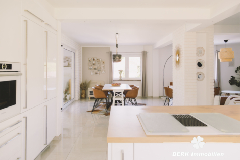 BERK Immobilien – einzigartige Luxusimmobilie: Naturverbunden und hochmodern in ruhiger Lage von Großostheim - Küche u. Essbereich (115073)