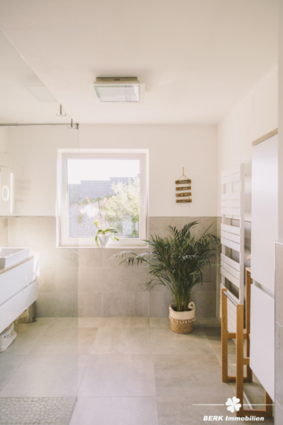 BERK Immobilien – einzigartige Luxusimmobilie: Naturverbunden und hochmodern in ruhiger Lage von Großostheim - Badezimmer- Elternschlafzimmer mit Dusche (115076)