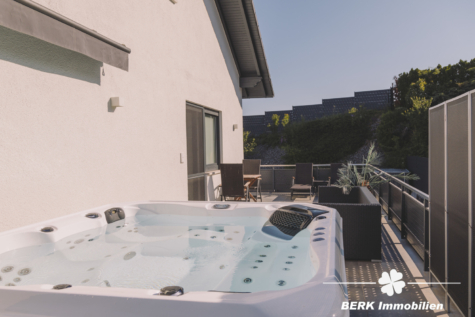 BERK Immobilien – einzigartige Luxusimmobilie: Naturverbunden und hochmodern in ruhiger Lage von Großostheim - Whirlpool (115078)