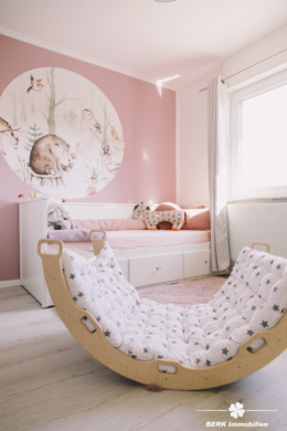 BERK Immobilien – einzigartige Luxusimmobilie: Naturverbunden und hochmodern in ruhiger Lage von Großostheim - Kinderzimmer (104470)