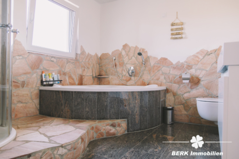 BERK Immobilien – einzigartige Luxusimmobilie: Naturverbunden und hochmodern in ruhiger Lage von Großostheim - Badezimmer (115080)