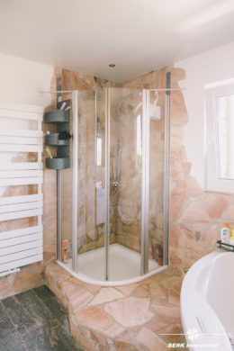 BERK Immobilien – einzigartige Luxusimmobilie: Naturverbunden und hochmodern in ruhiger Lage von Großostheim - Dusche (104472)