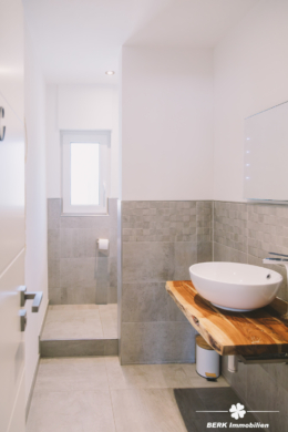 BERK Immobilien – einzigartige Luxusimmobilie: Naturverbunden und hochmodern in ruhiger Lage von Großostheim - Gäste WC EG (104473)