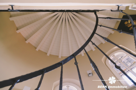 BERK Immobilien – einzigartige Luxusimmobilie: Naturverbunden und hochmodern in ruhiger Lage von Großostheim - Treppenhaus (115084)