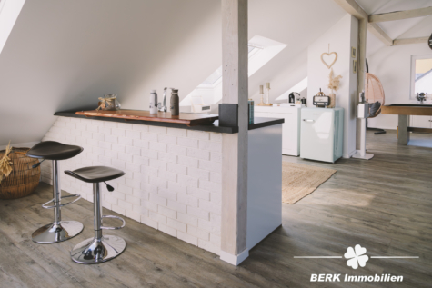 BERK Immobilien – einzigartige Luxusimmobilie: Naturverbunden und hochmodern in ruhiger Lage von Großostheim - DG - Theke (115087)