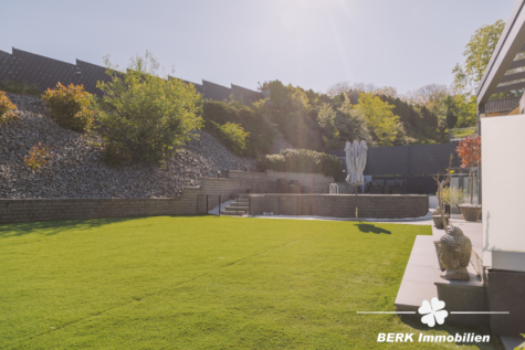 BERK Immobilien – einzigartige Luxusimmobilie: Naturverbunden und hochmodern in ruhiger Lage von Großostheim - Garten (115090)