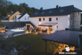 Nachtaufnahme Garten - BERK Immobilien – einzigartige Luxusimmobilie: Naturverbunden und hochmodern in ruhiger Lage von Großostheim
