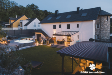 BERK Immobilien – einzigartige Luxusimmobilie: Naturverbunden und hochmodern in ruhiger Lage von Großostheim - Nachtaufnahme Garten (104485)