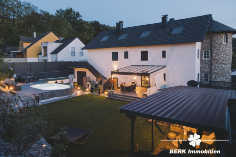 BERK Immobilien – einzigartige Luxusimmobilie: Naturverbunden und hochmodern in ruhiger Lage von Großostheim - Nachtaufnahme Garten (115094)