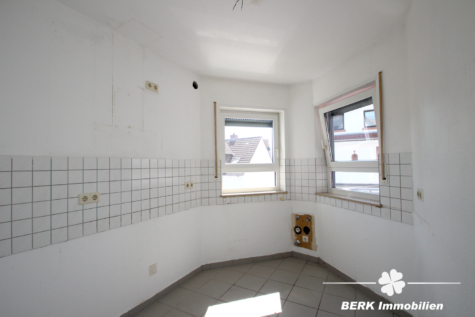 BERK Immobilien – Gepflegte 4-Zimmer-ETW mit Balkon und TG-Stellplatz in Top-Lage von Stockstadt - Küche (124681)