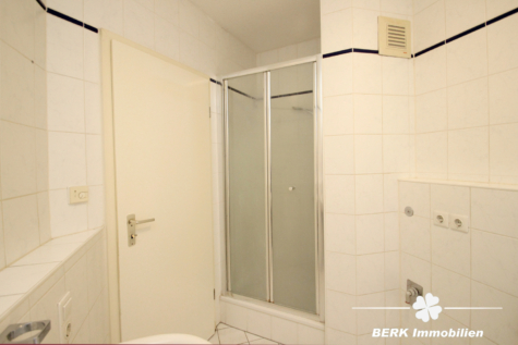 BERK Immobilien – Gepflegte 4-Zimmer-ETW mit Balkon und TG-Stellplatz in Top-Lage von Stockstadt - Badezimmer (124689)
