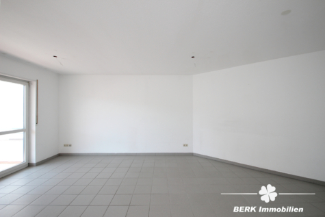 BERK Immobilien – Gepflegte 4-Zimmer-ETW mit Balkon und TG-Stellplatz in Top-Lage von Stockstadt - Wohnbereich (124679)