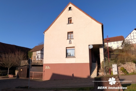 BERK Immobilien – Sanierungsbedürftiges Einfamilienhaus mit Ausbaureserve in Volkersbrunn - Außenansicht (124904)