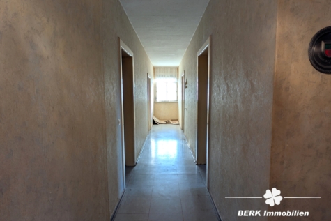 BERK Immobilien – Sanierungsbedürftiges Einfamilienhaus mit Ausbaureserve in Volkersbrunn - Flur (124910)