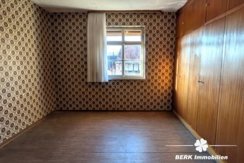 BERK Immobilien – Sanierungsbedürftiges Einfamilienhaus mit Ausbaureserve in Volkersbrunn - 1. Zimmer OG (124911)
