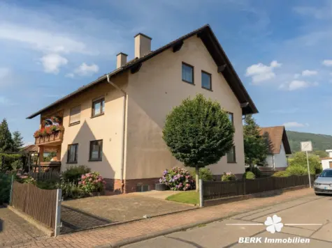 BERK Immobilien – Attraktive Kapitalanlage mit 3 Einheiten & vielseitiger Perspektive - Außenansicht Stellplätze (131533)