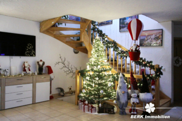 BERK Immobilien – Zwei Häuser zum Preis von einem – Wohnen u./o. vermieten mit Rendite in Eschau - Treppenhaus linkes Haus (117305)