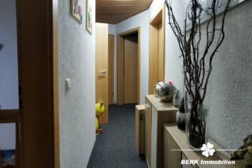 BERK Immobilien – Zwei Häuser zum Preis von einem – Wohnen u./o. vermieten mit Rendite in Eschau - Flur linkes Haus (117310)