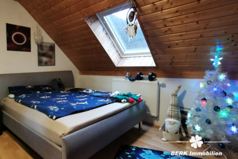 BERK Immobilien – Zwei Häuser zum Preis von einem – Wohnen u./o. vermieten mit Rendite in Eschau - Schlafzimmer linkes Haus (117312)