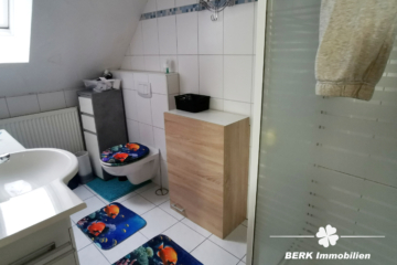 BERK Immobilien – Zwei Häuser zum Preis von einem – Wohnen u./o. vermieten mit Rendite in Eschau - 2. Bad linkes Haus (117313)