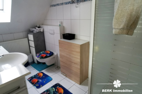 BERK Immobilien – Zwei Häuser zum Preis von einem – Wohnen u./o. vermieten mit Rendite in Eschau - 2. Bad linkes Haus (117313)