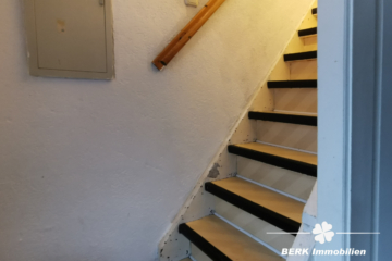 BERK Immobilien – Zwei Häuser zum Preis von einem – Wohnen u./o. vermieten mit Rendite in Eschau - Treppe rechtes Haus (117316)