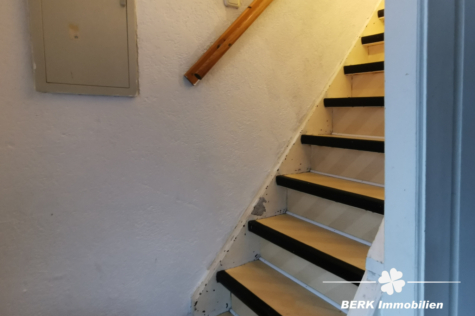 BERK Immobilien – Zwei Häuser zum Preis von einem – Wohnen u./o. vermieten mit Rendite in Eschau - Treppe rechtes Haus (117316)