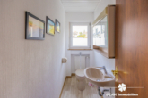 WC OG - BERK Immobilien – Freistehendes Einfamilienhaus mit zwei Wohneinheiten und Garten im Herzen von Haibach