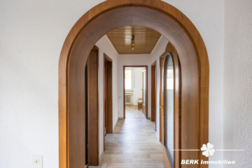 BERK Immobilien – Freistehendes Einfamilienhaus mit zwei Wohneinheiten und Garten im Herzen von Haibach - Flur OG (107981)