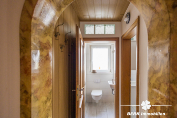 BERK Immobilien – Freistehendes Einfamilienhaus mit zwei Wohneinheiten und Garten im Herzen von Haibach - WC EG (107976)