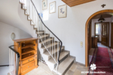 Treppenhaus - BERK Immobilien – Freistehendes Einfamilienhaus mit zwei Wohneinheiten und Garten im Herzen von Haibach