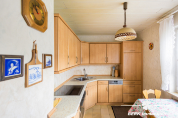 BERK Immobilien – Freistehendes Einfamilienhaus mit zwei Wohneinheiten und Garten im Herzen von Haibach - Küche EG (107974)