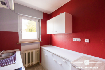 BERK Immobilien – Freistehendes Einfamilienhaus mit zwei Wohneinheiten und Garten im Herzen von Haibach - Küche/Bad OG (107985)