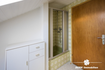 BERK Immobilien – Freistehendes Einfamilienhaus mit zwei Wohneinheiten und Garten im Herzen von Haibach - Bad DG (107988)