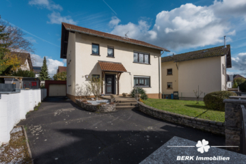 BERK Immobilien – Freistehendes Einfamilienhaus mit zwei Wohneinheiten und Garten im Herzen von Haibach - Außenansicht (107970)