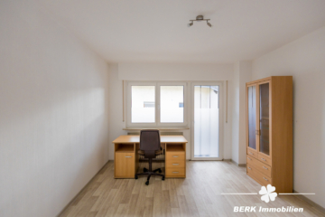 BERK Immobilien – Freistehendes Einfamilienhaus mit zwei Wohneinheiten und Garten im Herzen von Haibach - Schlafen 2 OG (107983)